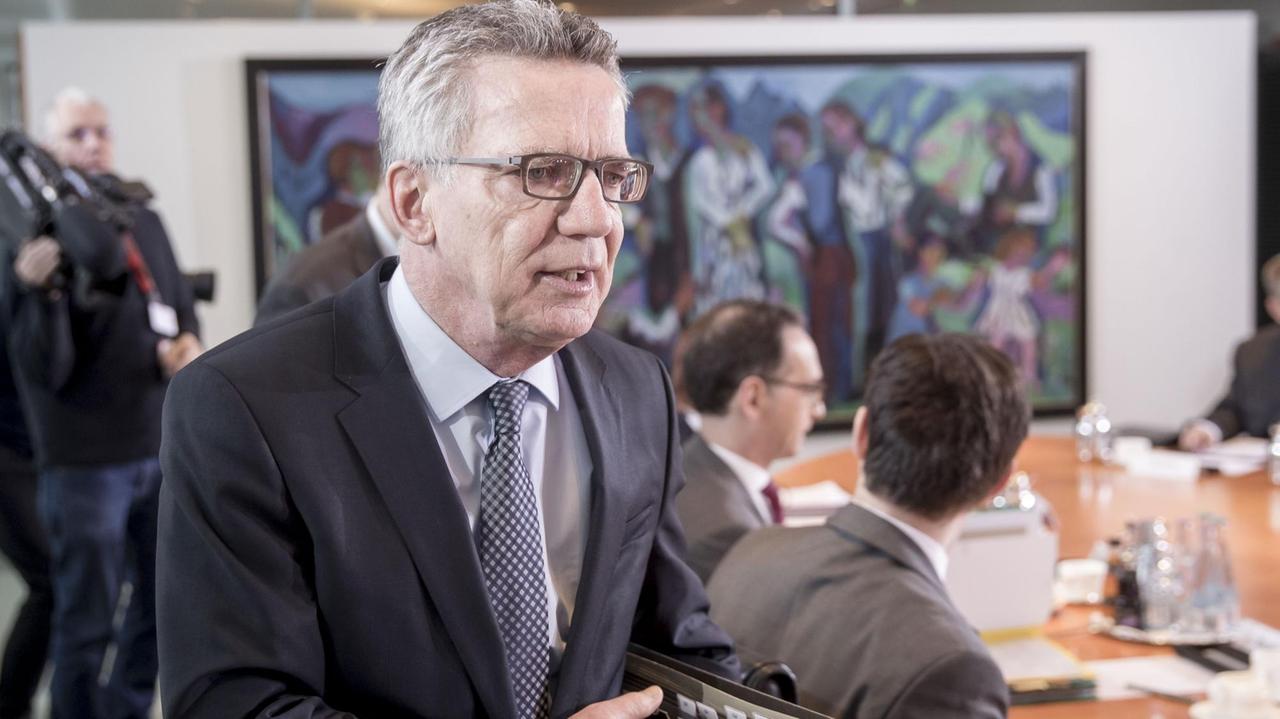 Bundesinnenminister de Maizière in der Kabinettssitzung. Er trägt eine Aktenmappe unter dem Arm. Bundesinnenminister de Maizière in der Kabinettssitzung. Er trägt eine Aktenmappe unter dem Arm.