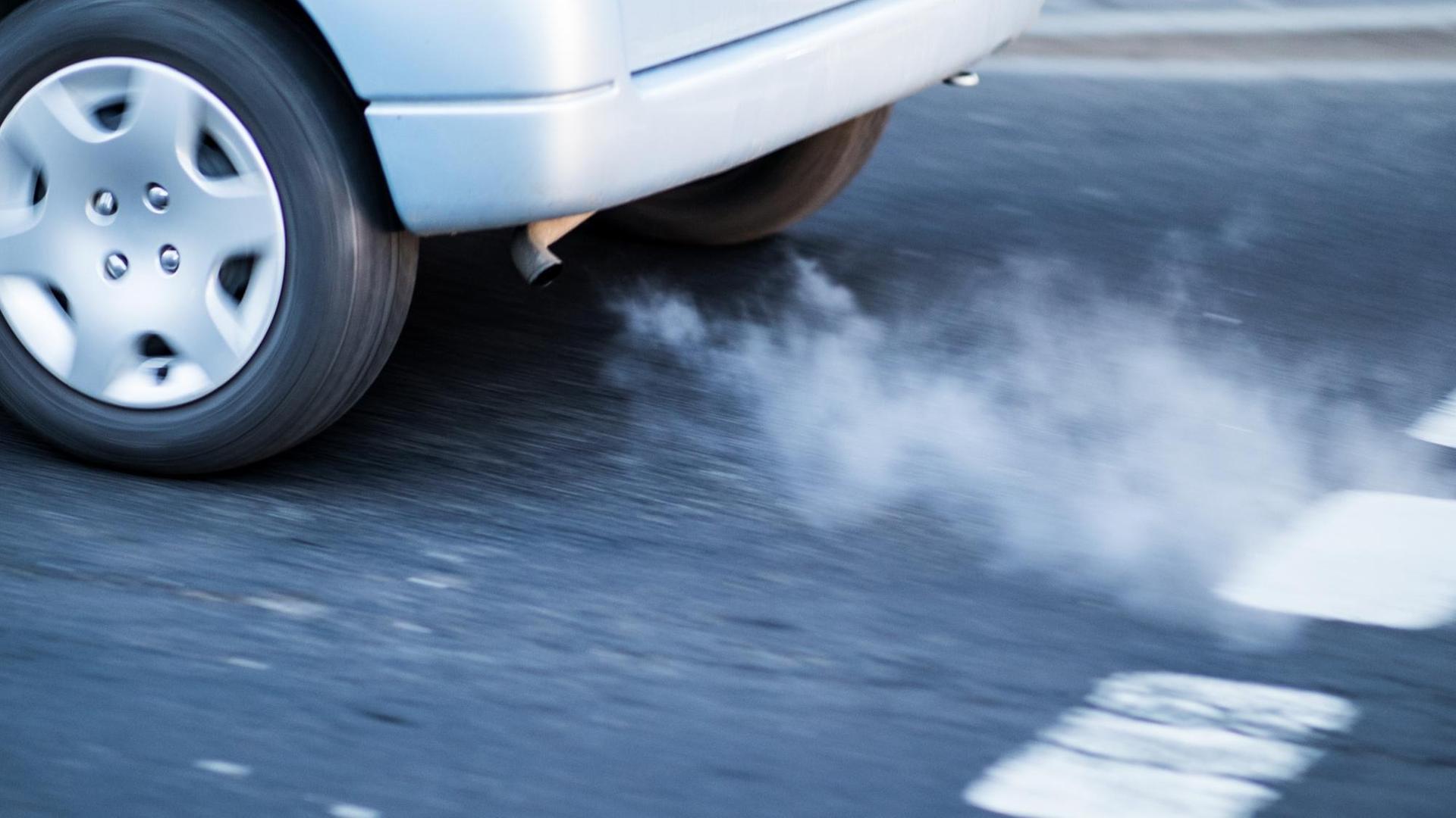 22.02.2018, Nordrhein-Westfalen, Düsseldorf: Abgas kommt aus einem Auto im morgendlichen Berufsverkehr auf der Corneliusstraße. Das Bundesverwaltungsgericht in Leipzig verhandelt und entscheidet über mögliche Dieselfahrverbote. Die vierspurige Corneliusstraße, eine der wichtigsten Verkehrsadern durch die Innenstadt, steht im Mittelpunkt der Diskussion um Diesel-Verbote in Düsseldorf Foto: Marcel Kusch/dpa | Verwendung weltweit 22.02.2018, Nordrhein-Westfalen, Düsseldorf: Abgas kommt aus einem Auto im morgendlichen Berufsverkehr auf der Corneliusstraße. Das Bundesverwaltungsgericht in Leipzig verhandelt und entscheidet über mögliche Dieselfahrverbote. Die vierspurige Corneliusstraße, eine der wichtigsten Verkehrsadern durch die Innenstadt, steht im Mittelpunkt der Diskussion um Diesel-Verbote in Düsseldorf Foto: Marcel Kusch/dpa | Verwendung weltweit