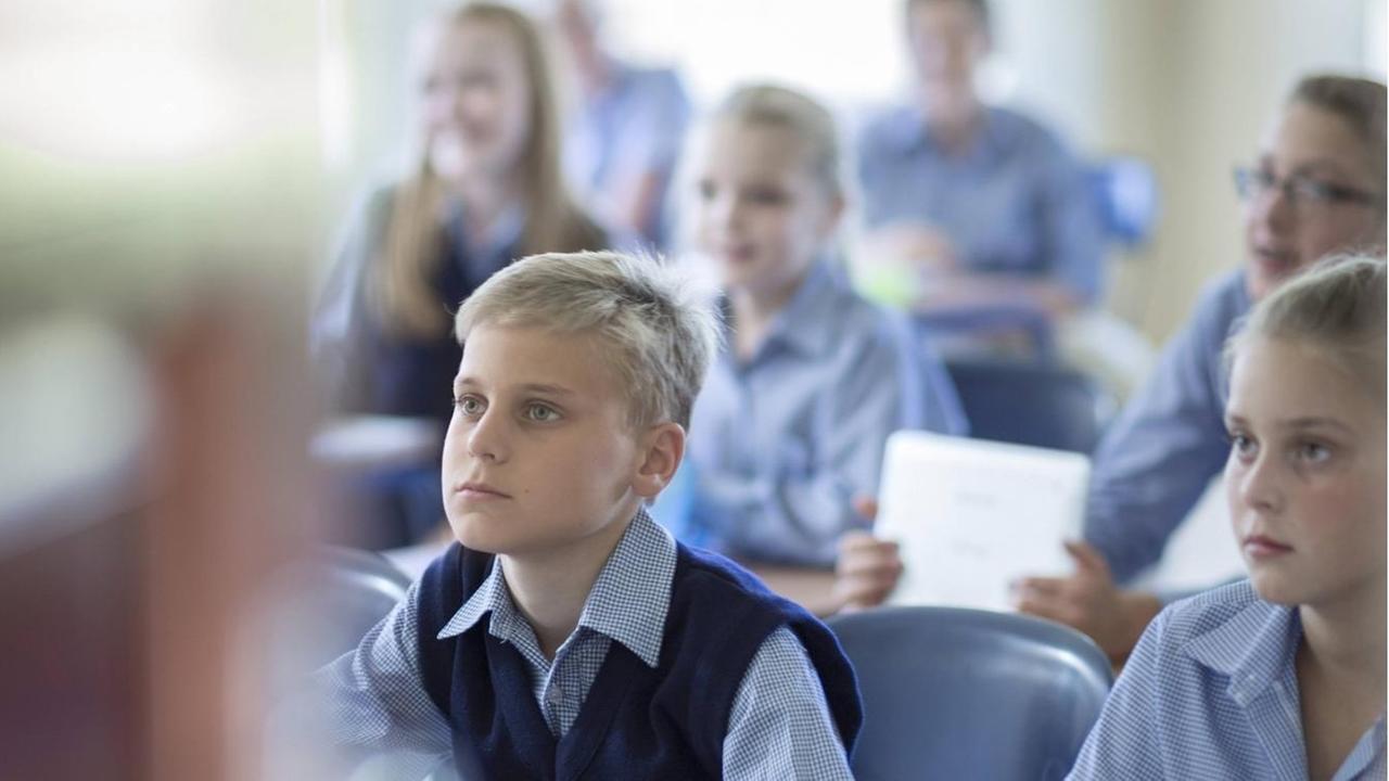 Schüler sitzen in einem Klassenraum. Schüler sitzen in einem Klassenraum.