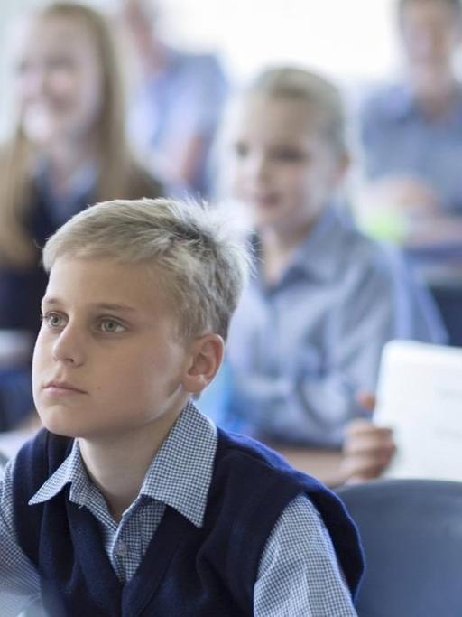 Schüler sitzen in einem Klassenraum.