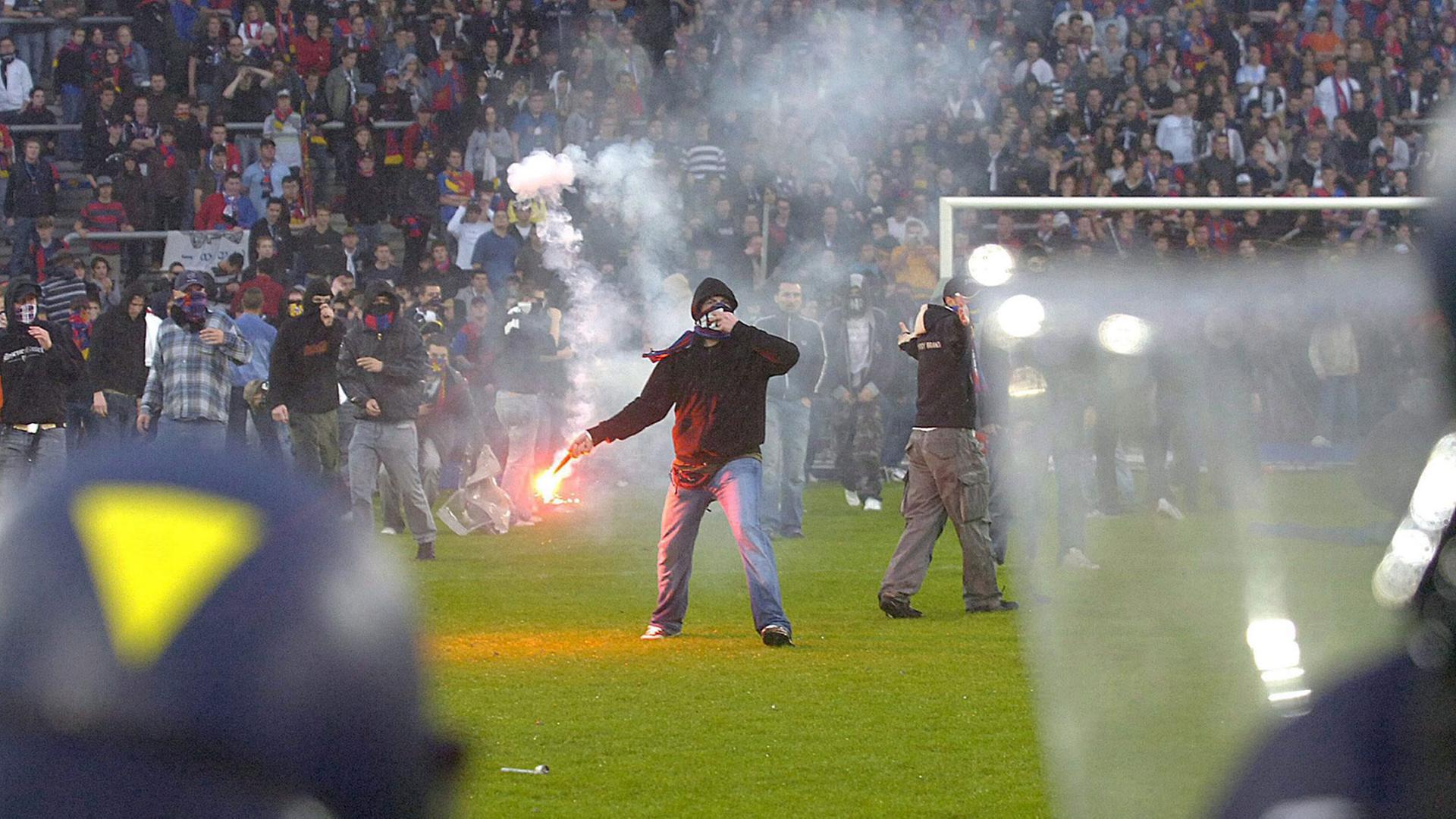 Hooligans randalieren im Stadion von Basel (13.03.1006) nach einem Spiel Basel gegen Zürich. Hooligans randalieren im Stadion von Basel (13.03.1006) nach einem Spiel Basel gegen Zürich.