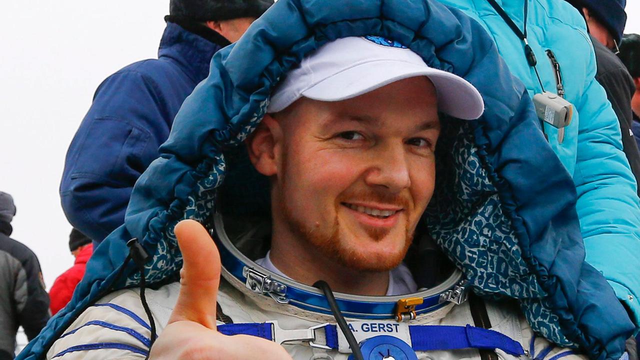 Alexander Gerst nach seiner Landung in Kasachstan. Alexander Gerst nach seiner Landung in Kasachstan.