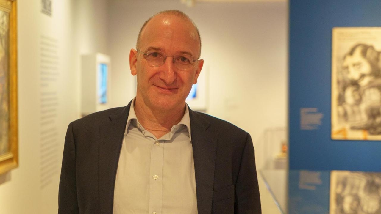 David Feldman in der Ausstellung "jews money myth" David Feldman in der Ausstellung "jews money myth"