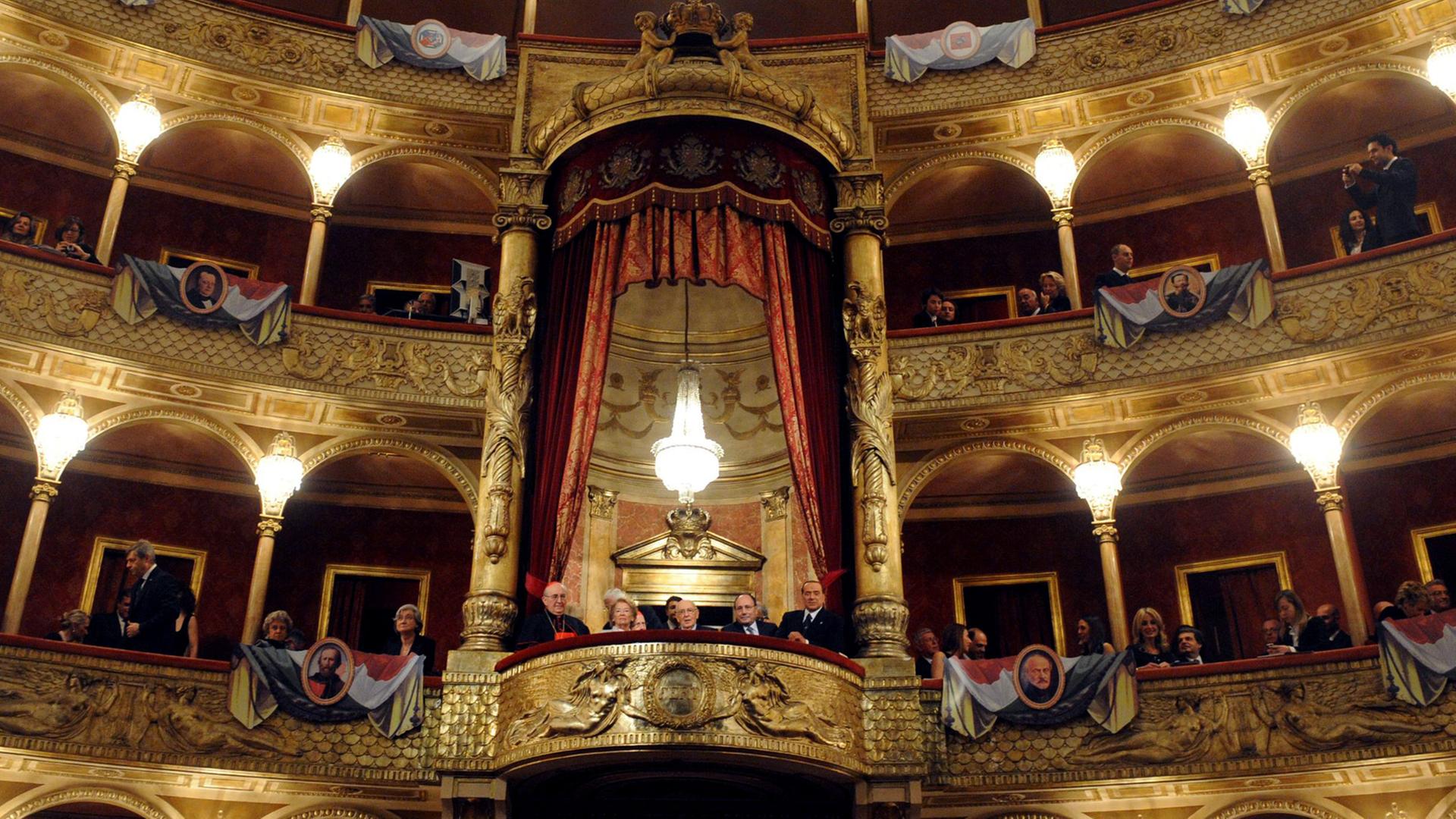 Römische Staatsoper: Zuschauer schauen von den Rängen. Römische Staatsoper: Zuschauer schauen von den Rängen.