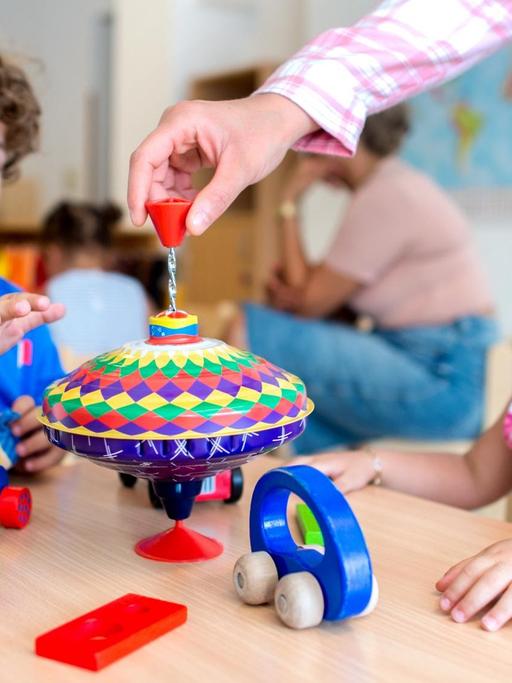 Baran (l) und Hira spielen während der Eröffnung des christlich-muslimischen Kindergartens "Abrahams Kinder" an einem Tisch