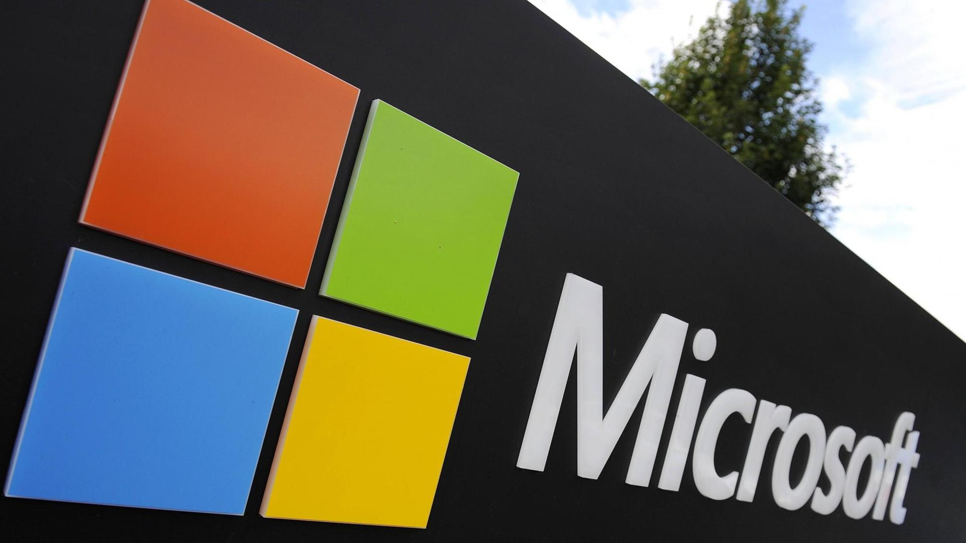 Das Microsoft Firmenlogo vor der Deutschlandzentrale des Unternehmens. Das Microsoft Firmenlogo vor der Deutschlandzentrale des Unternehmens.