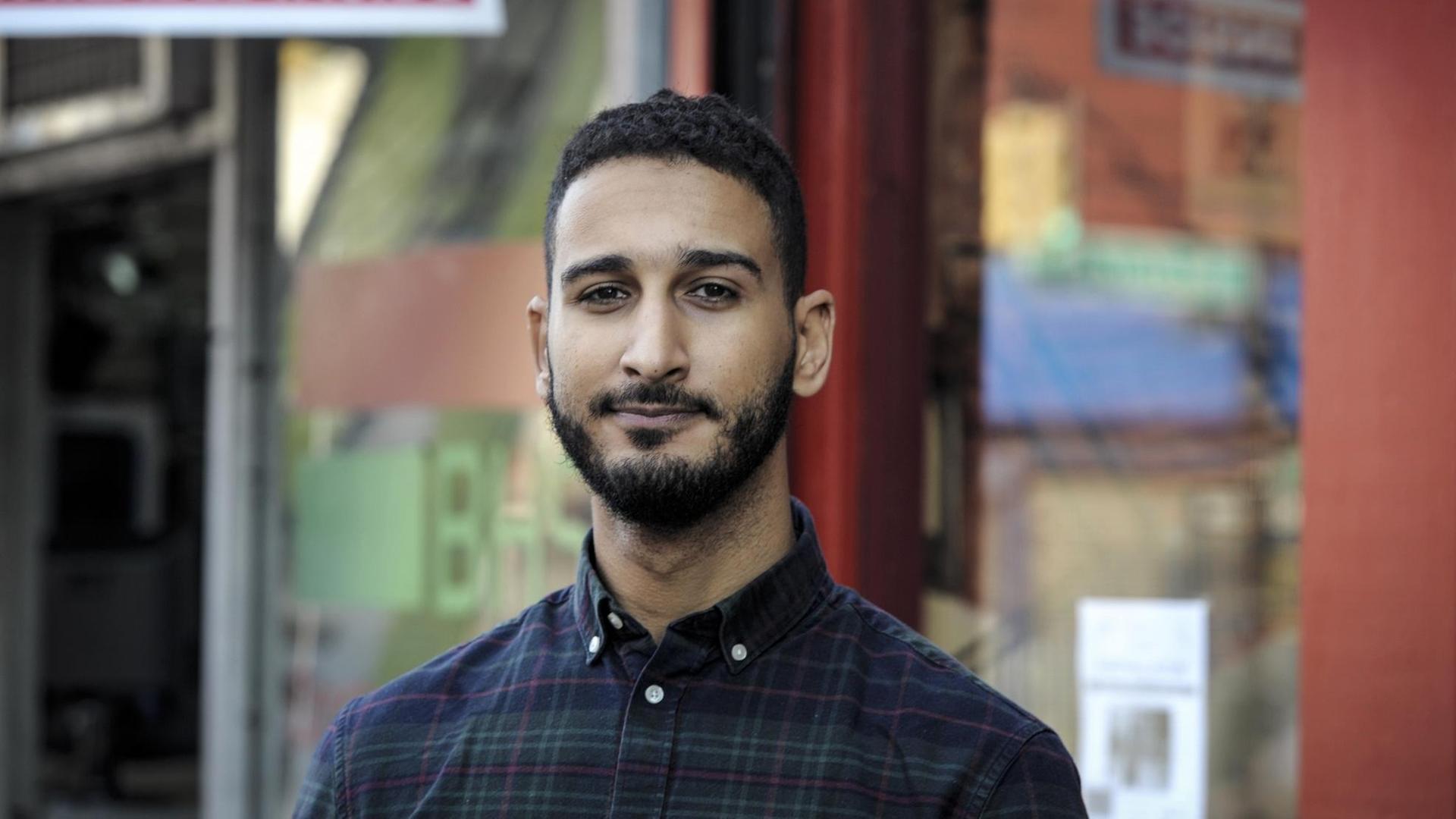 Porträt des Videobloggers Aymann Ismail. Porträt des Videobloggers Aymann Ismail.