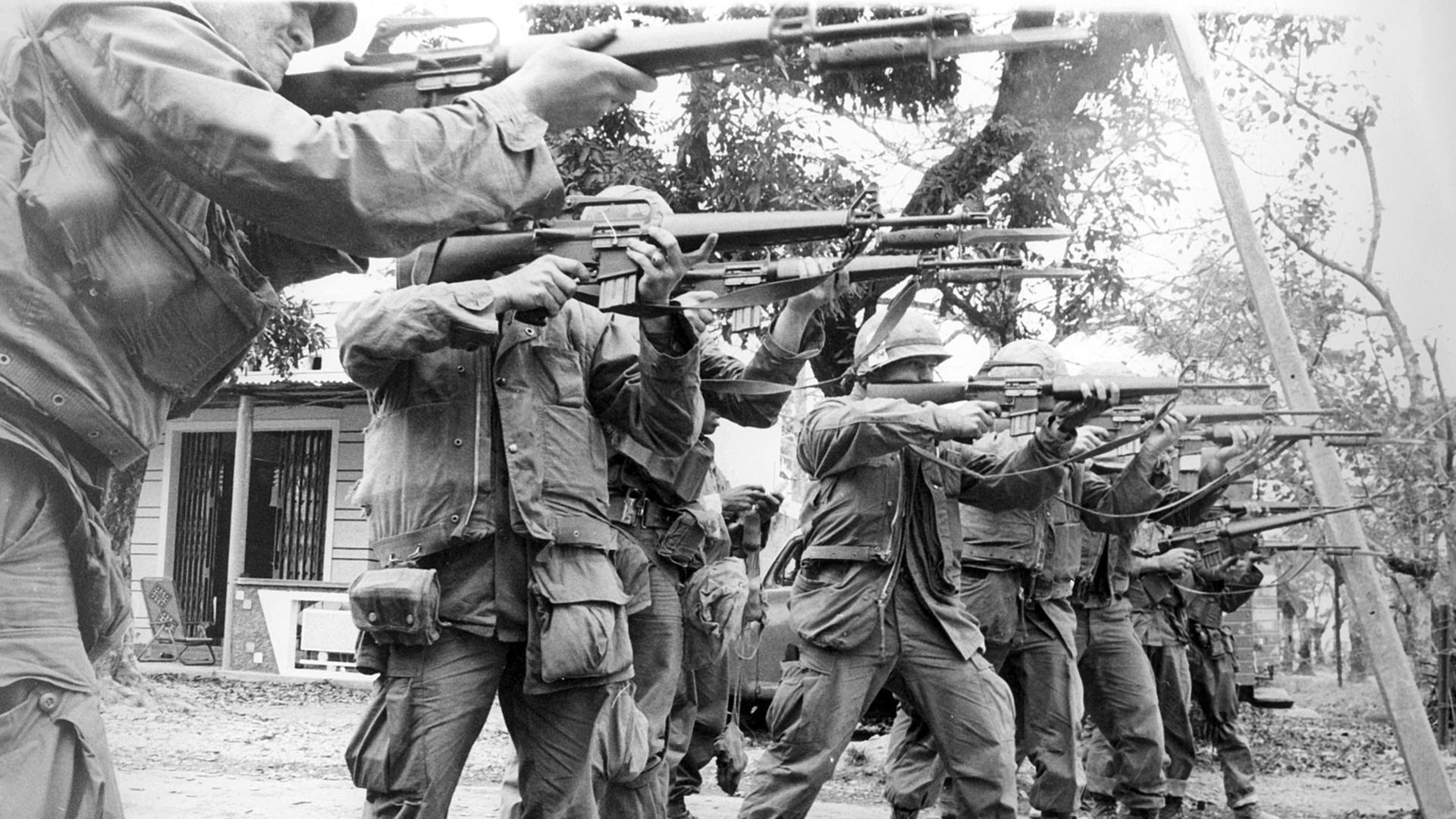 Amerikanische Soldaten 1968 beim Kampf um die Stadt Hue in Südvietnam. Amerikanische Soldaten 1968 beim Kampf um die Stadt Hue in Südvietnam.