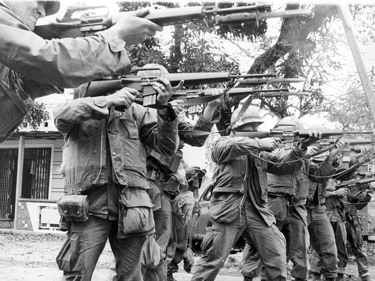Amerikanische Soldaten 1968 beim Kampf um die Stadt Hue in Südvietnam.