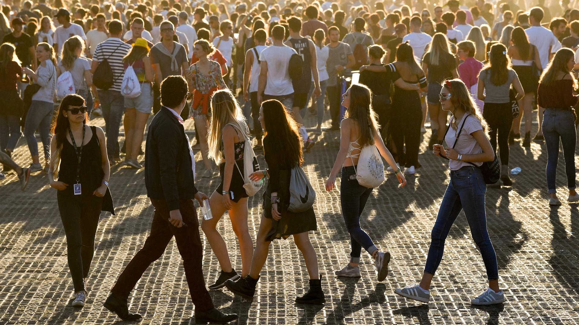 Besucher auf dem zweitätigen Musikfestival Lollapalooza auf dem Gelände des Olympiaparks. Besucher auf dem zweitätigen Musikfestival Lollapalooza auf dem Gelände des Olympiaparks.