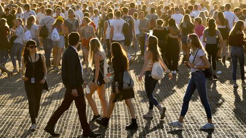 Besucher auf dem zweitätigen Musikfestival Lollapalooza auf dem Gelände des Olympiaparks.