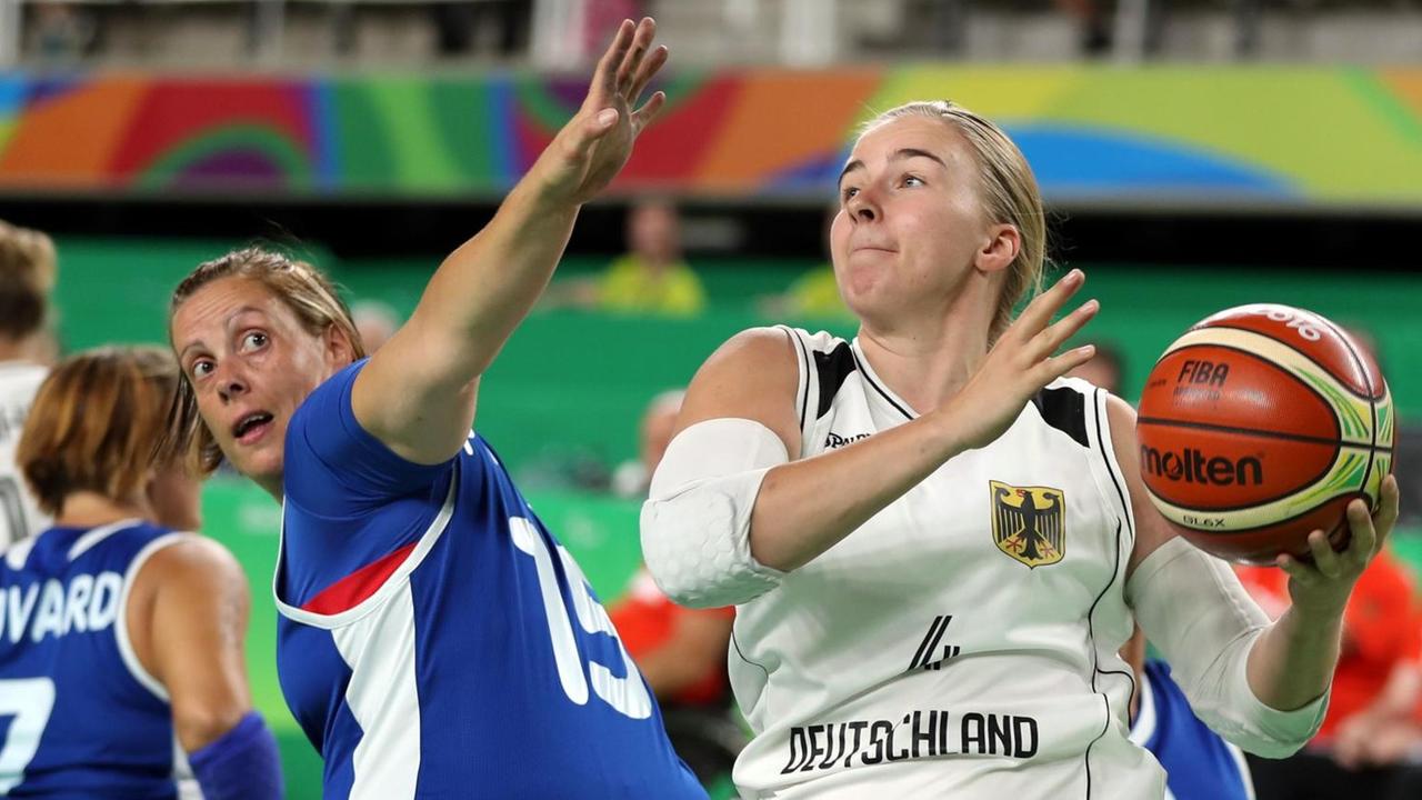 Die Spielerin Mareike Miller versucht den Korb zu treffen. Die Spielerin Mareike Miller versucht den Korb zu treffen.