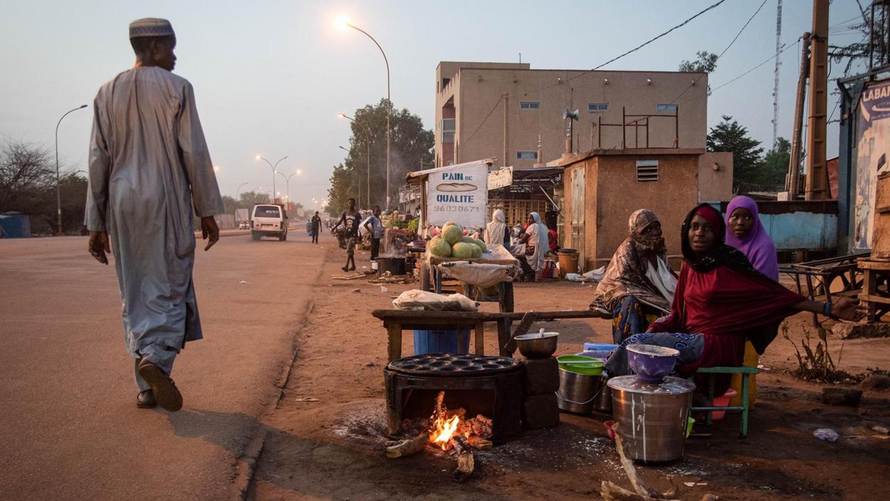 Street vendors sell food on the side of the road in the Lazaret district of Niamey on Friday, April 24, 2020 as Muslims prepare to break their fast on the first day of the holy month of Ramadan. The Iftar took place calmly in Niamey after riots in protest against the curfew and the ban on collective prayers, decreed to fight against the spread of the coronavirus.