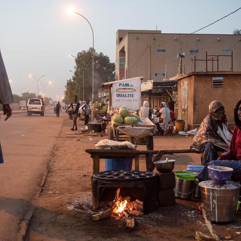 Street vendors sell food on the side of the road in the Lazaret district of Niamey on Friday, April 24, 2020 as Muslims prepare to break their fast on the first day of the holy month of Ramadan. The Iftar took place calmly in Niamey after riots in protest against the curfew and the ban on collective prayers, decreed to fight against the spread of the coronavirus.
