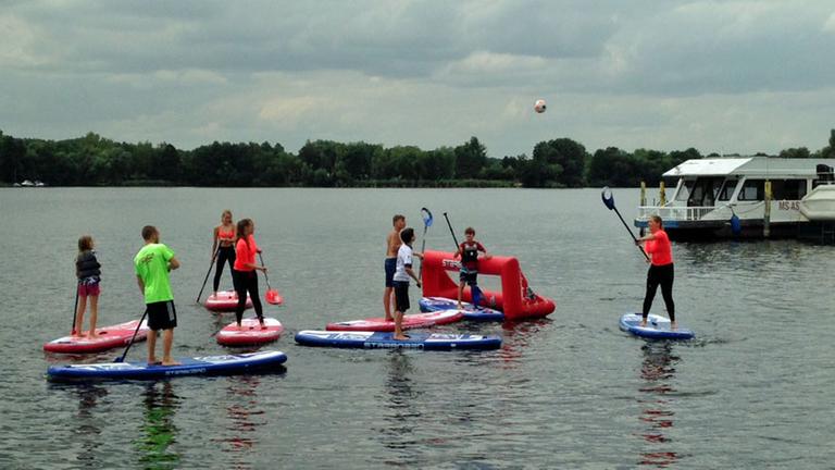 Eine Gruppe Stehpaddler beim Polo. Eine Gruppe Stehpaddler beim Polo.