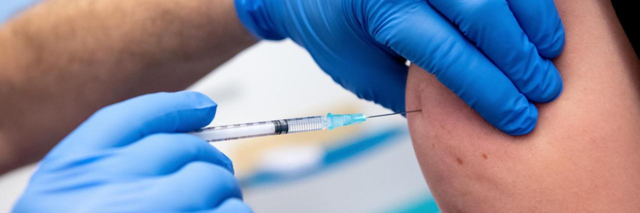 Ein Mitarbeiter der Asklepios Klinik wird von einem Kollegen mit dem Corona-Impfstoff von Biontech/Pfizer geimpft. Zahlreiche Mitarbeiter der Klinik haben sich gegen das Coronavirus impfen lassen. Ein Mitarbeiter der Asklepios Klinik wird von einem Kollegen mit dem Corona-Impfstoff von Biontech/Pfizer geimpft. Zahlreiche Mitarbeiter der Klinik haben sich gegen das Coronavirus impfen lassen.