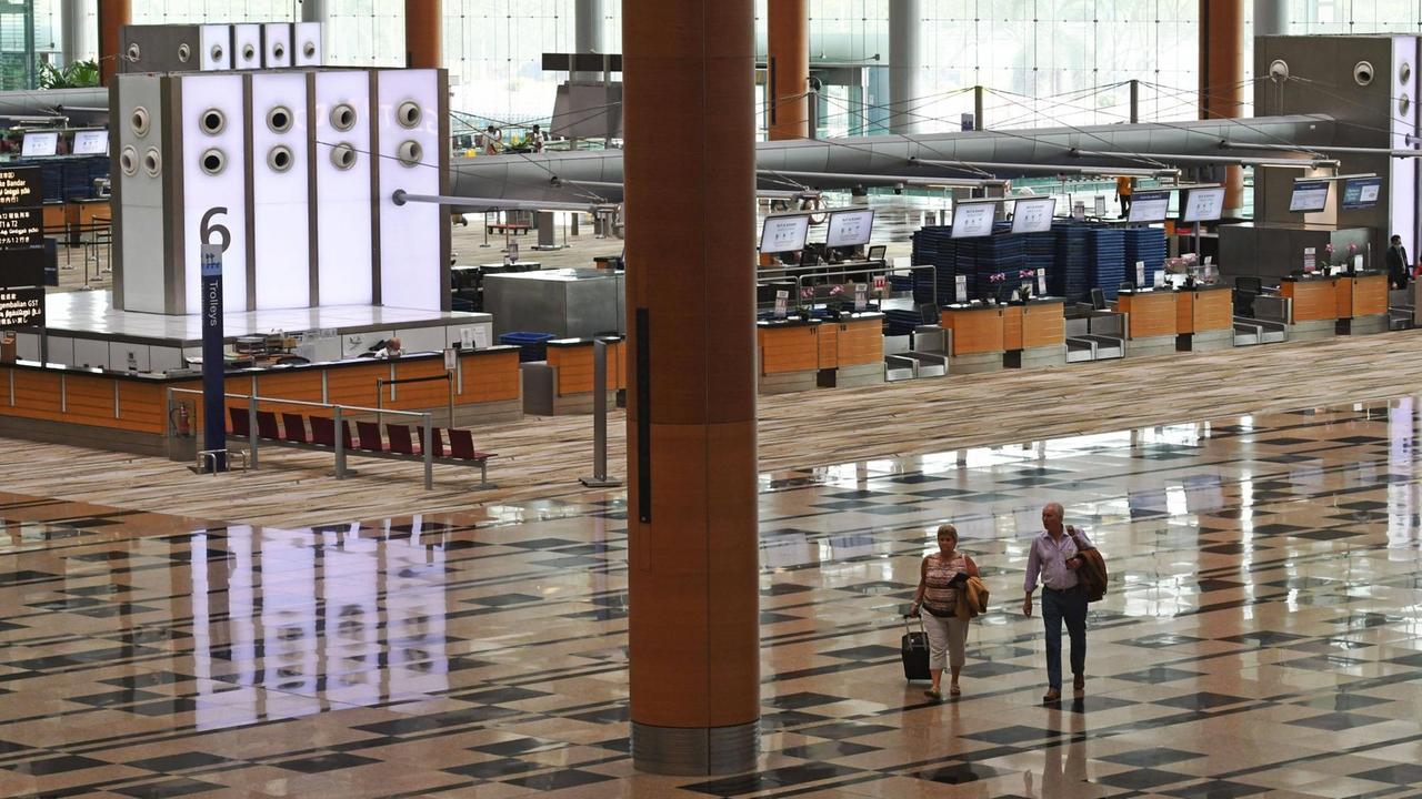 Panorama der Abfertigungshalle eines großen Flughafens, in dem sich kaum Menschen befinden.