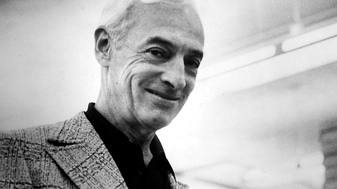 Schriftsteller Saul Bellow mit einigen Büchern Schriftsteller Saul Bellow mit einigen Büchern