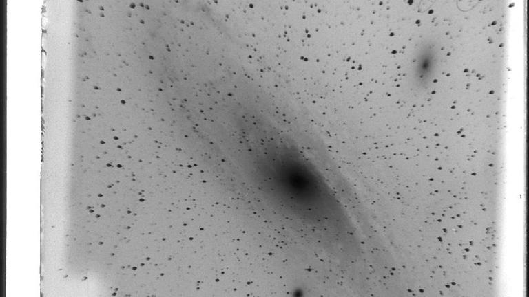 Aufnahme des "Andromeda-Nebels" im Jahr 1913 auf einer Fotoplatte Aufnahme des "Andromeda-Nebels" im Jahr 1913 auf einer Fotoplatte