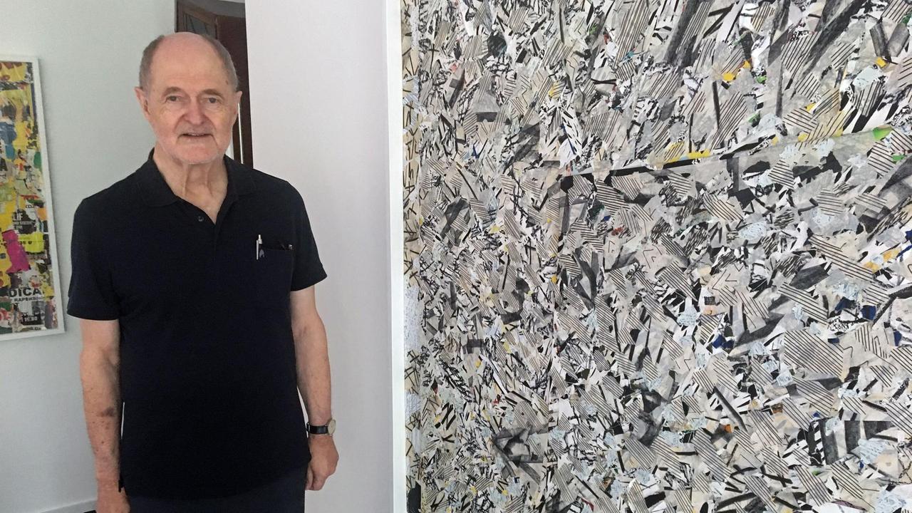 Gerhard Meerwein neben einer Collage der Frankfurter Künstlerin Gloria Brand.