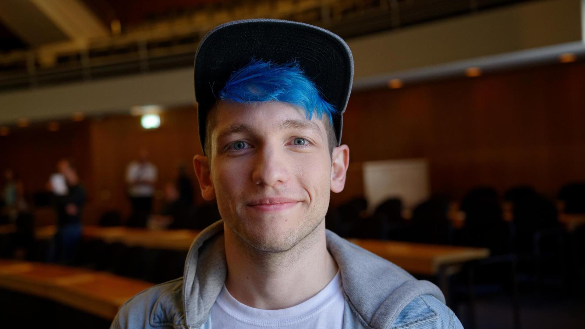 Der Youtuber Rezo mit blauen Haaren Der Youtuber Rezo mit blauen Haaren