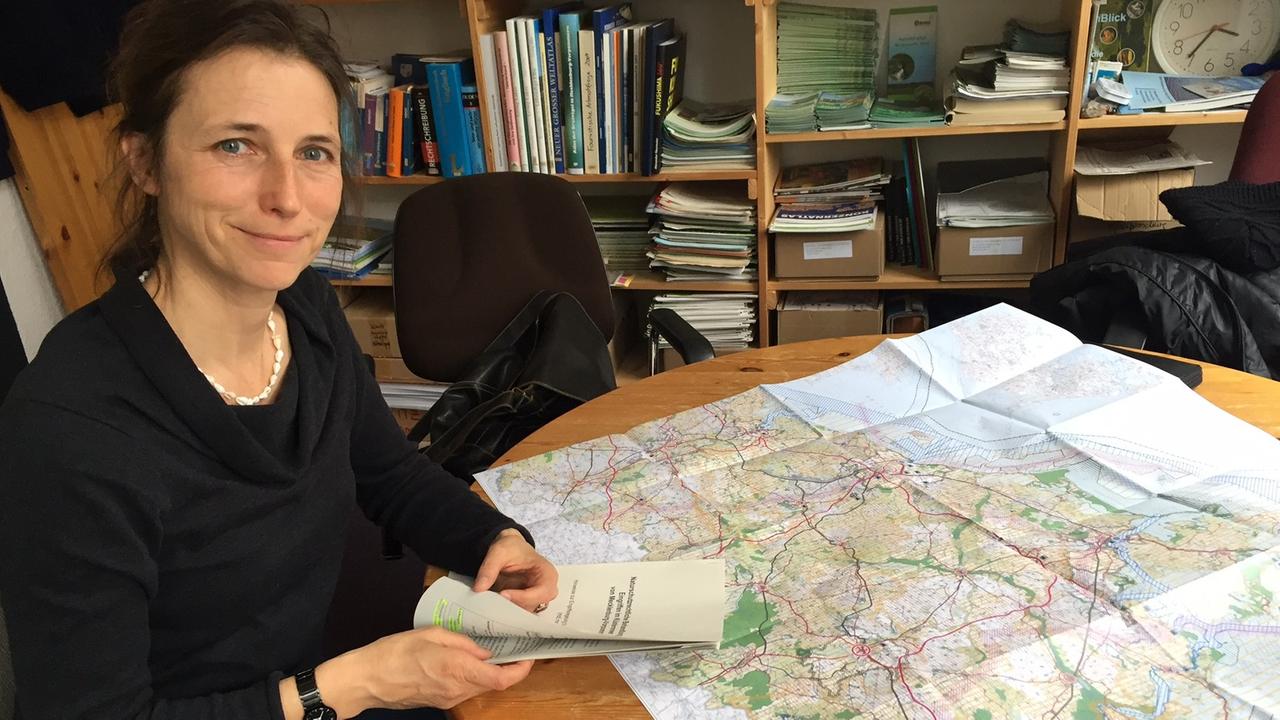 
Corinna Cwielag, Geschäftsführerin BUND Mecklenburg-Vorpommern, mit dem Landesbauplan für den Küstenbereich.