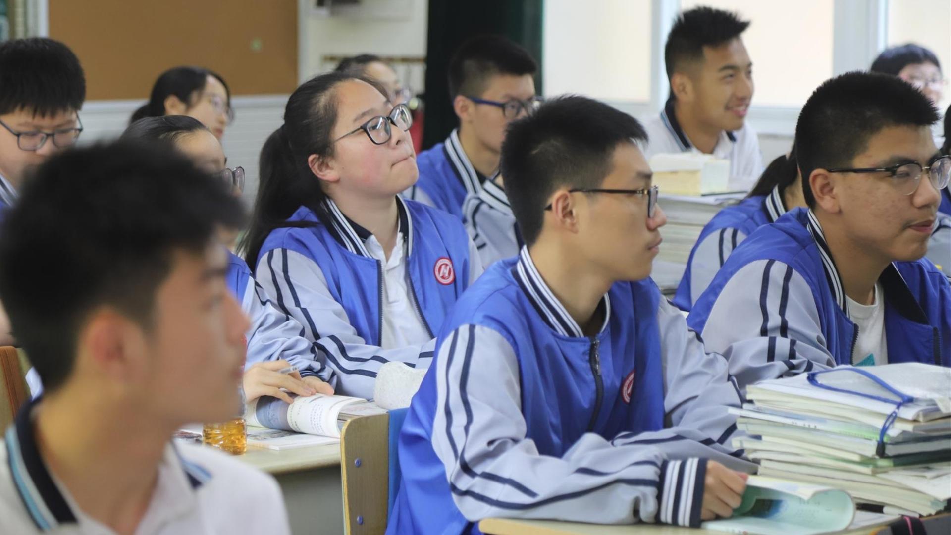 Schüler der Oberschule Nummer Elf im chinesischen Hangzhou während des Unterrichts Schüler der Oberschule Nummer Elf im chinesischen Hangzhou während des Unterrichts