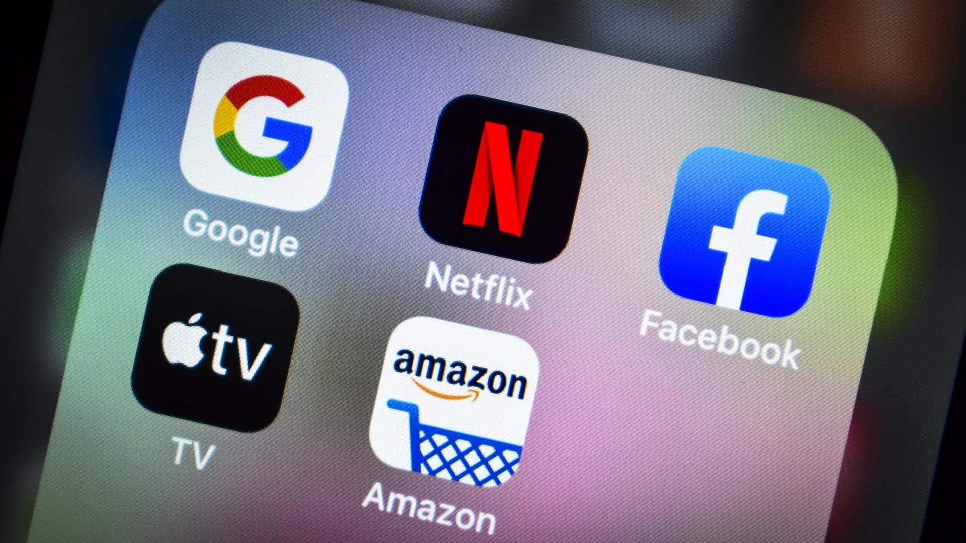 Auf dem Display eines Smartphones sind die Logos von Apple, Amazon, Netflix, Facebook und Google zu sehen. Auf dem Display eines Smartphones sind die Logos von Apple, Amazon, Netflix, Facebook und Google zu sehen.