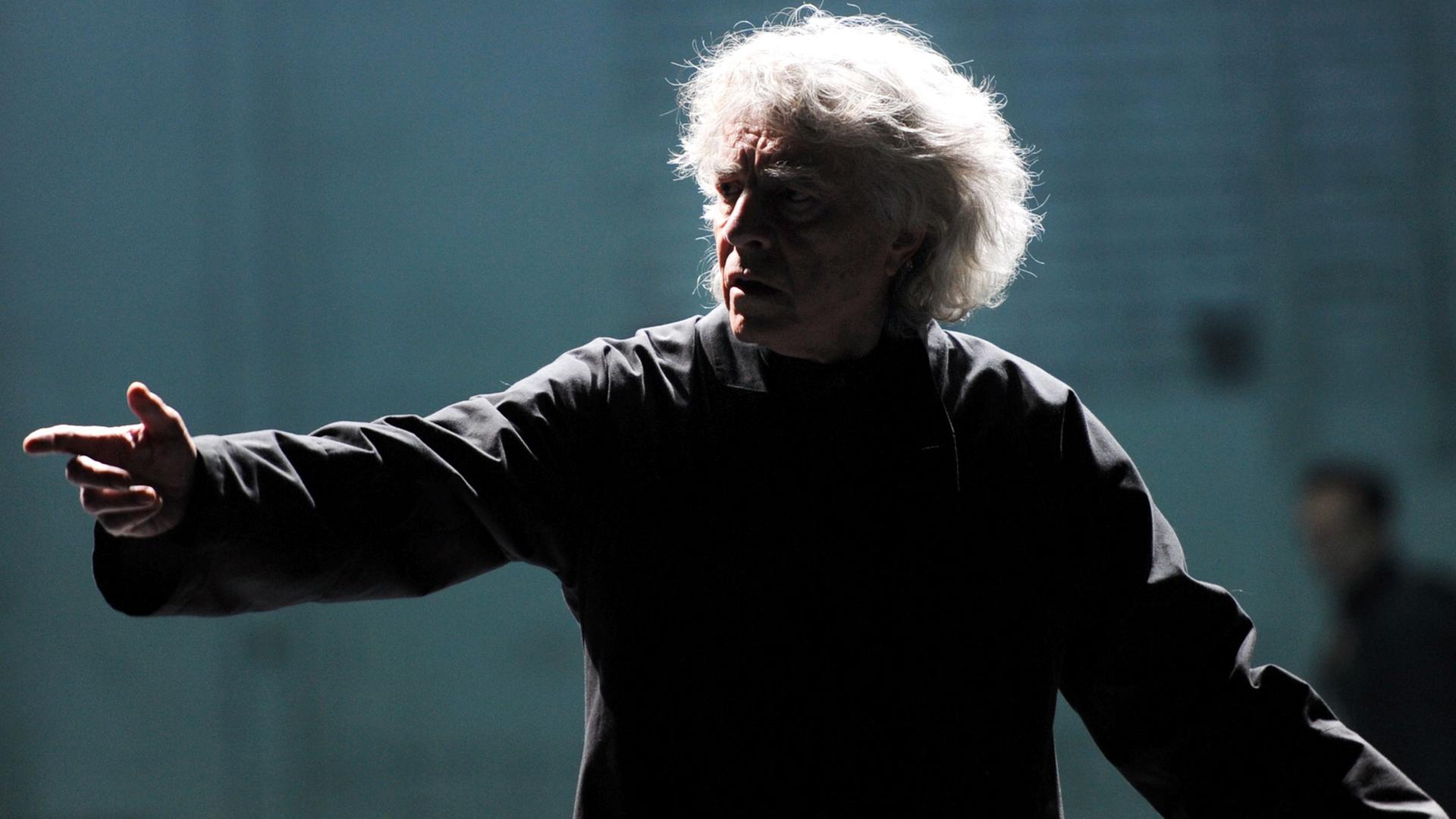 Dieter Dorn bei einer Fotoprobe seiner Inszenierung von Kleists "Käthchen von Heilbronn" am 9.11.2011 im Münchner Residenztheater, dem letzten Stück, das er als Intendant des Bayerischen Staatsschauspiels im auf die Bühne brachte. Dieter Dorn bei einer Fotoprobe seiner Inszenierung von Kleists "Käthchen von Heilbronn" am 9.11.2011 im Münchner Residenztheater, dem letzten Stück, das er als Intendant des Bayerischen Staatsschauspiels im auf die Bühne brachte.