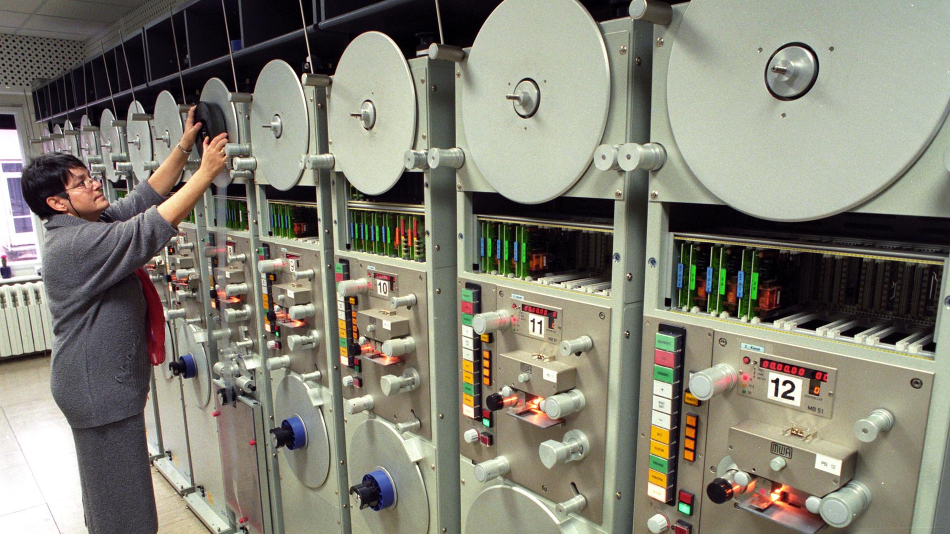 Margot Godow ist Tonassistentin im Mischatelier der Tonabteilung - hier im Maschinenraum - von Studio Babelsberg. Herzstück des 520 Quadratmeter großen und zehn Meter hohen Ateliers ist ein vollautomatisches Harrison-MPC-Mischpult. Margot Godow ist Tonassistentin im Mischatelier der Tonabteilung - hier im Maschinenraum - von Studio Babelsberg. Herzstück des 520 Quadratmeter großen und zehn Meter hohen Ateliers ist ein vollautomatisches Harrison-MPC-Mischpult.