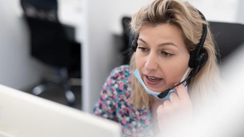 Mitarbeiterin in einem Callcenter Mitarbeiterin in einem Callcenter