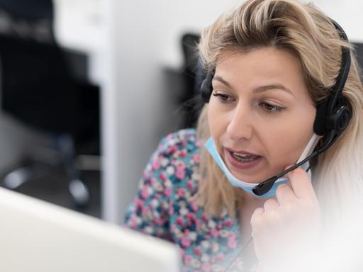 Mitarbeiterin in einem Callcenter Mitarbeiterin in einem Callcenter