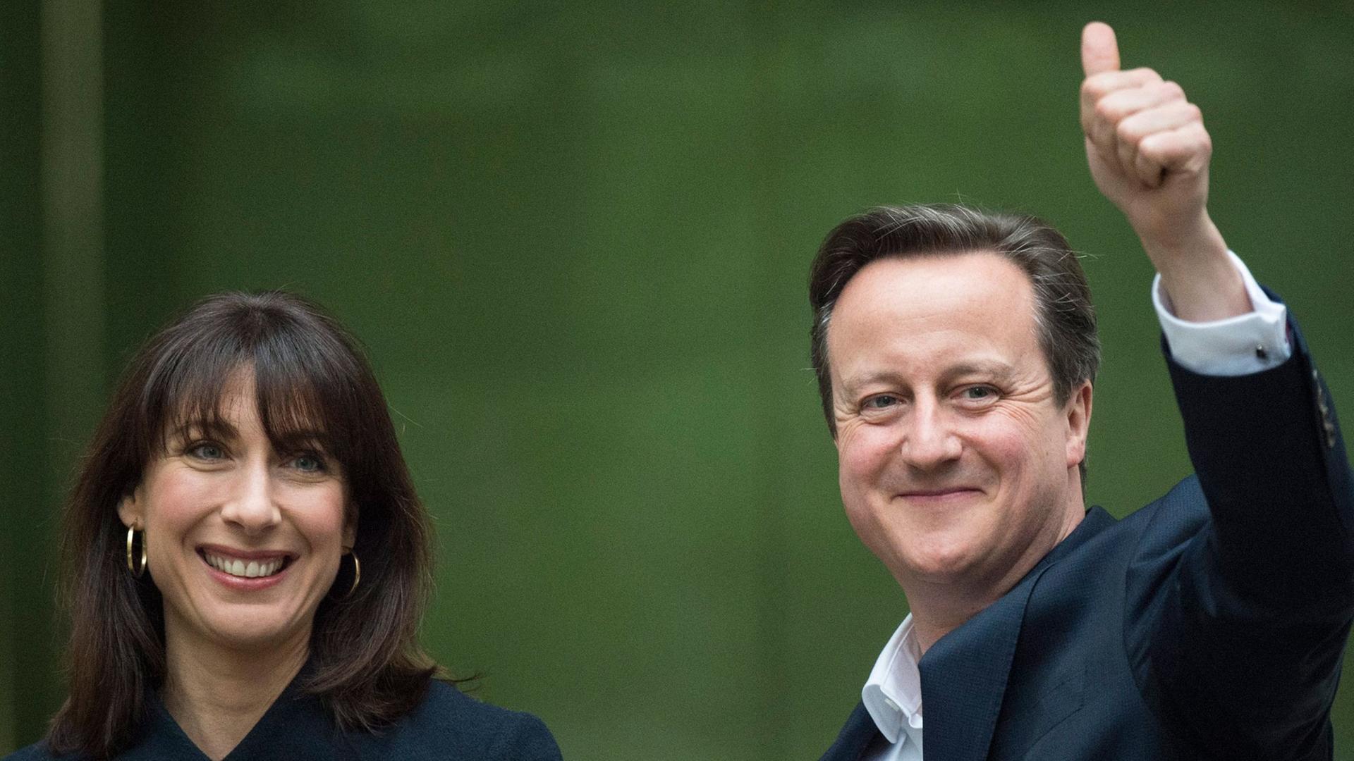Premierminister David Cameron mit seiner Frau Samantha nach seinem Wahlsieg am 8. Mai 2015 vor grünem Hintergrund