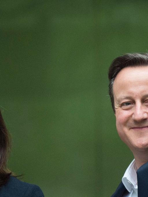 Premierminister David Cameron mit seiner Frau Samantha nach seinem Wahlsieg am 8. Mai 2015 vor grünem Hintergrund