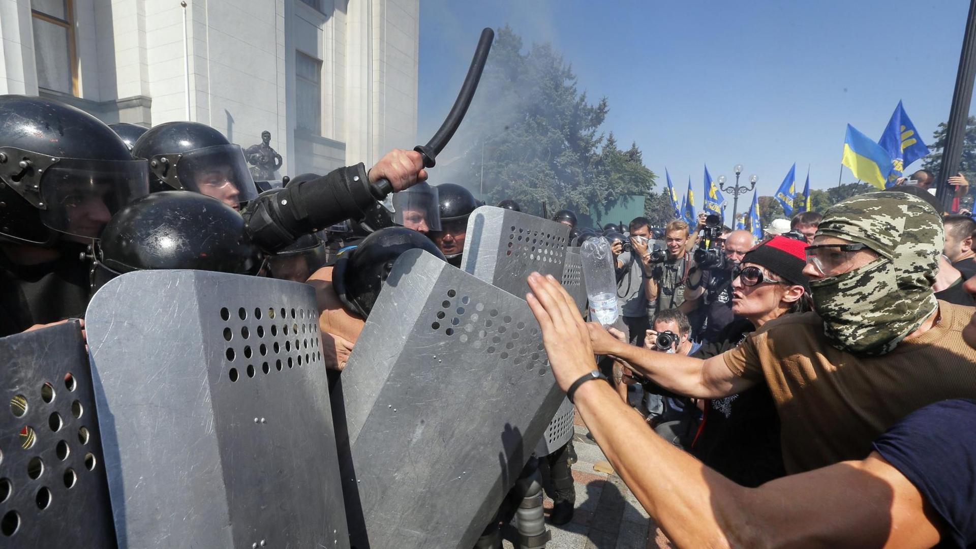 Auseinandersetzung zwischen Demonstranten und Sicherheitskräften