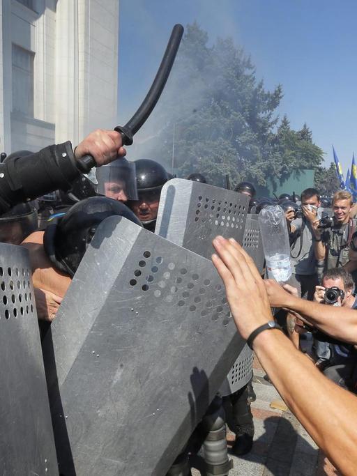 Auseinandersetzung zwischen Demonstranten und Sicherheitskräften