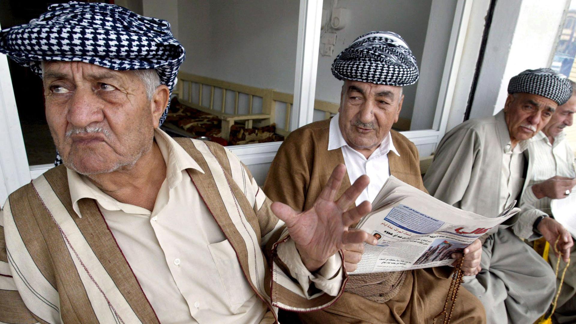 Zeitungsleser in einem Cafe in Dohuk im Norden des Irak Zeitungsleser in einem Cafe in Dohuk im Norden des Irak