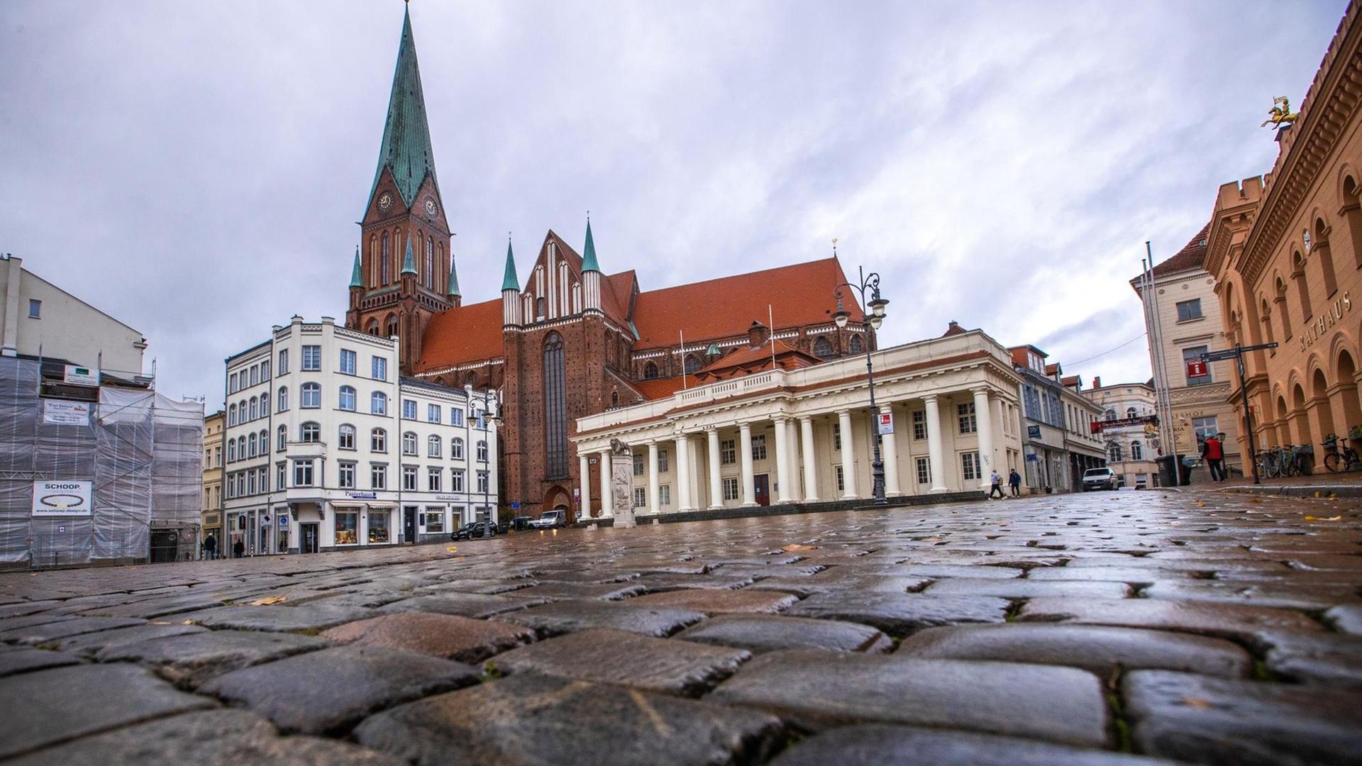 Der menschenleere Marktplatz vor dem Dom in Schwerin Der menschenleere Marktplatz vor dem Dom in Schwerin