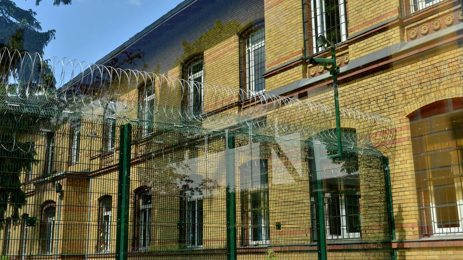 Außenansicht der Karl-Bonhoeffer-Nervenklinik, Oranienburger Straße, Wittenau in Berlin Außenansicht der Karl-Bonhoeffer-Nervenklinik, Oranienburger Straße, Wittenau in Berlin