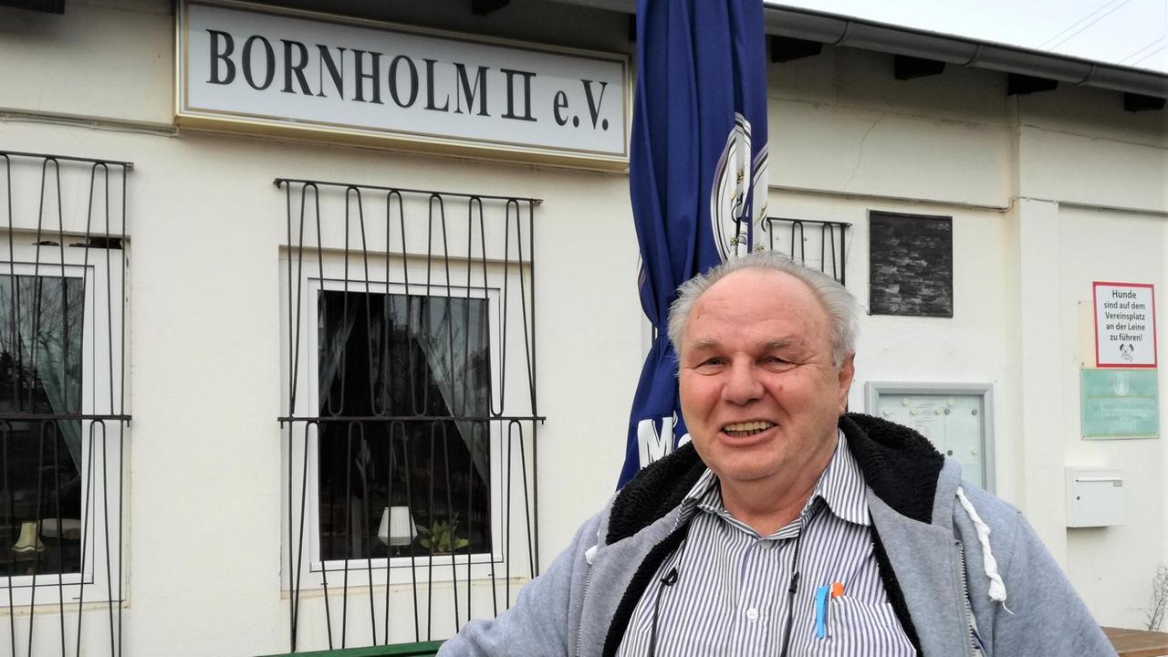 Edwin Damrose, Vereinsvorsitzender des Kleingartenkolonie "Bornholm II" im Berliner Stadtteil Prenzlauer Berg, steht vor dem Vereinsheim. Edwin Damrose, Vereinsvorsitzender des Kleingartenkolonie "Bornholm II" im Berliner Stadtteil Prenzlauer Berg, steht vor dem Vereinsheim.