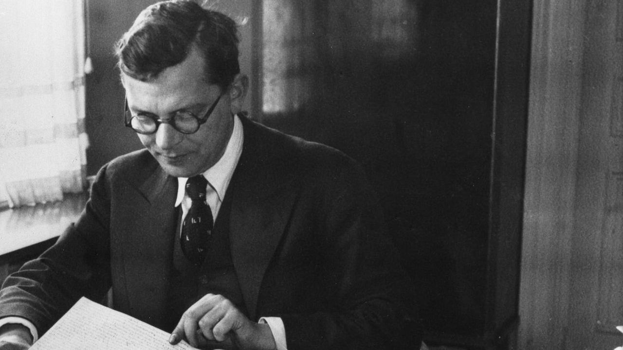 Hans Fallada am Schreibtisch in seinem Arbeitszimmer. Hans Fallada am Schreibtisch in seinem Arbeitszimmer.