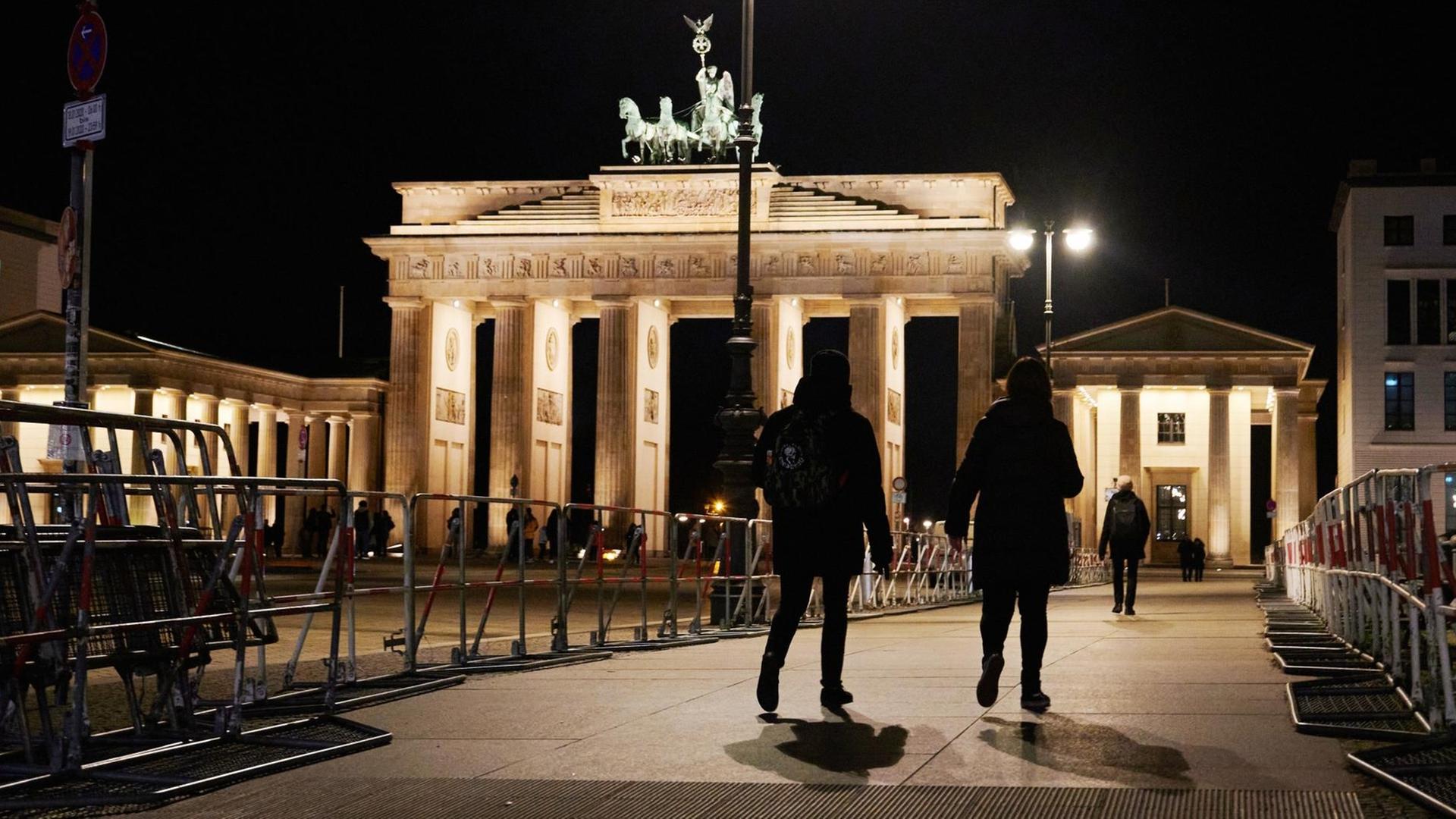 Absperrgitter stehen am Brandenburger Tor in Berlin. Hier werden bereits Sicherheitsvorkehrungen für die Libyen-Konferenz getroffen. Absperrgitter stehen am Brandenburger Tor in Berlin. Hier werden bereits Sicherheitsvorkehrungen für die Libyen-Konferenz getroffen.