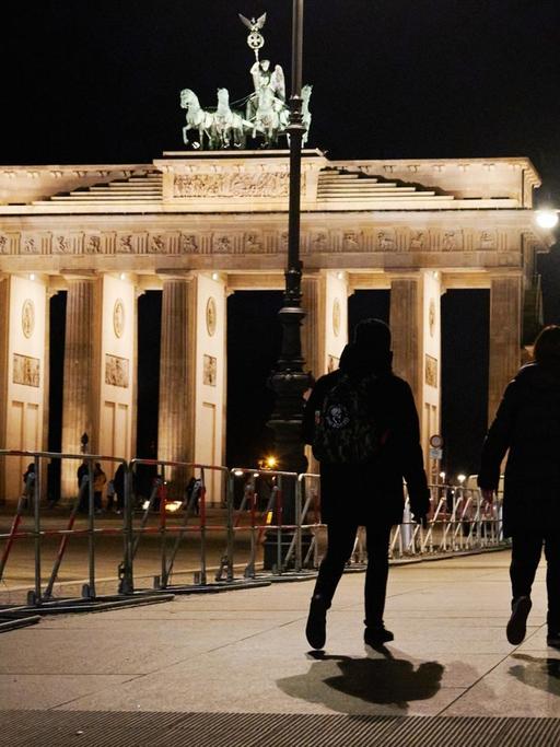 Absperrgitter stehen am Brandenburger Tor in Berlin. Hier werden bereits Sicherheitsvorkehrungen für die Libyen-Konferenz getroffen.