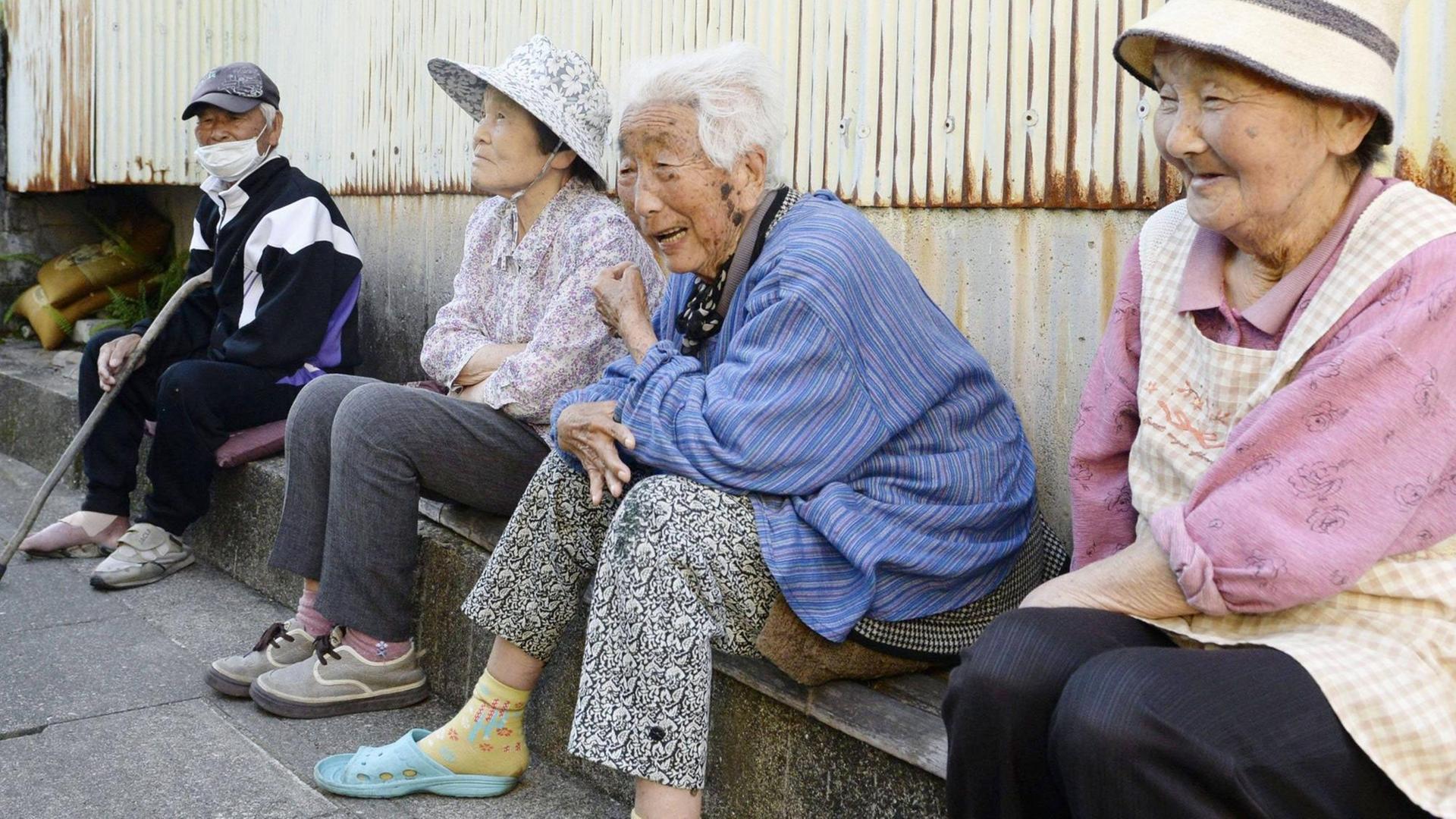 Senioren sitzen beim Plausch zusammen in Daiochofunakoshi, Japan. Senioren sitzen beim Plausch zusammen in Daiochofunakoshi, Japan.
