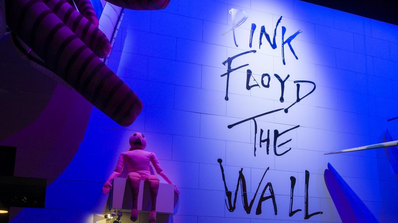 Eindruck aus der Ausstellung "Pink Floyd - The Mortal Remains" im Victoria & Albert Museum in London aus dem Jahr 2017 Eindruck aus der Ausstellung "Pink Floyd - The Mortal Remains" im Victoria & Albert Museum in London aus dem Jahr 2017