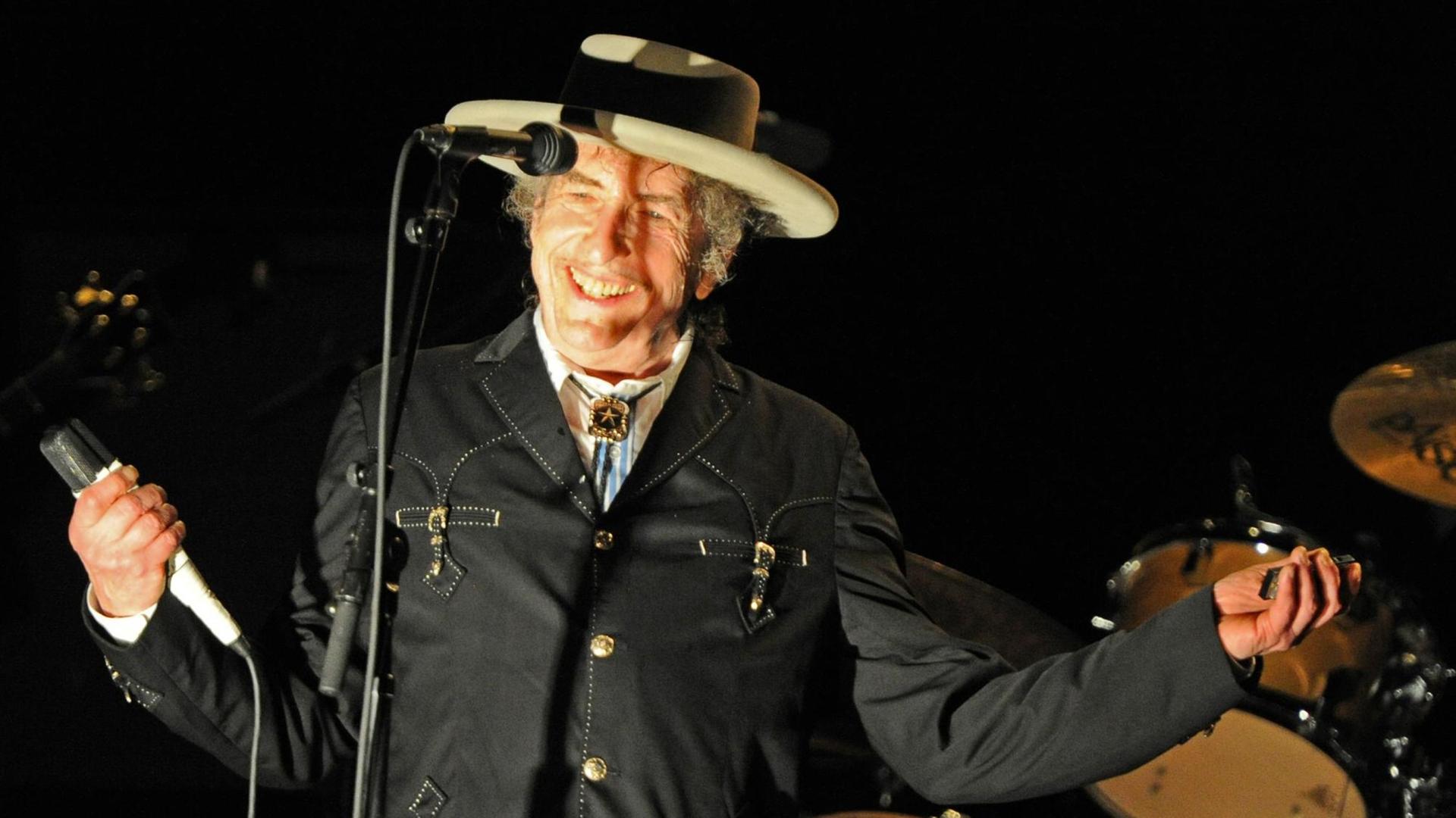 Bob Dylan mit Hut auf der Bühne Bob Dylan mit Hut auf der Bühne