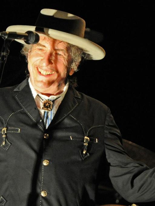 Bob Dylan mit Hut auf der Bühne