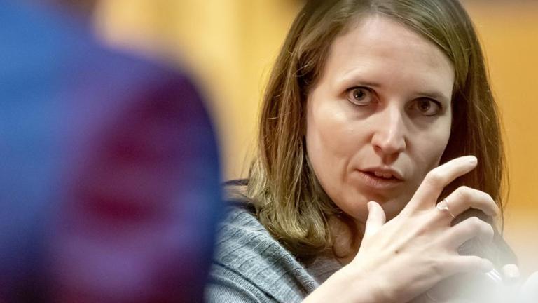 Ann-Katrin Müller beim Diskutieren Ann-Katrin Müller beim Diskutieren