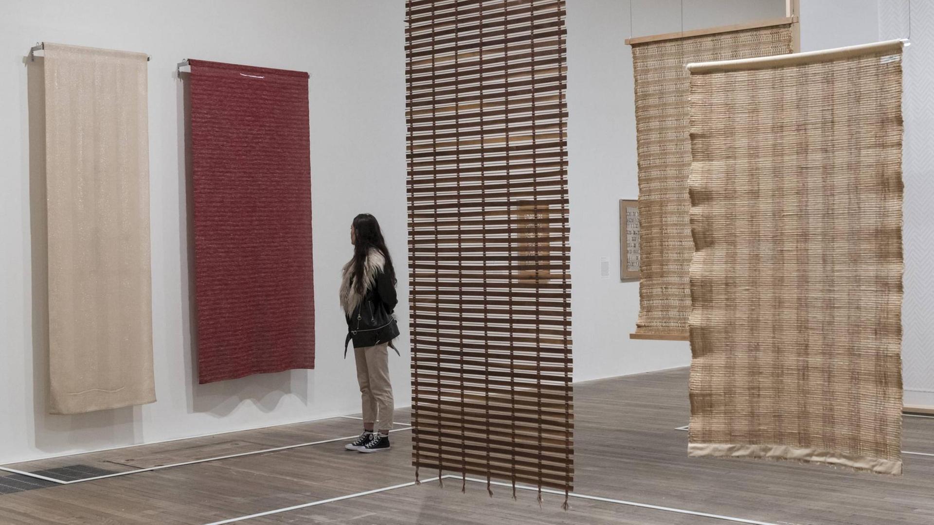 October 9, 2018 - London, UK - Eine Museumsbesucherin schaut Textilarbeiten der deutschen Künstlerin Anni Albers aus den Jahren 1935 und 1949 in einer Ausstellung in der Tate Modern in London an. October 9, 2018 - London, UK - Eine Museumsbesucherin schaut Textilarbeiten der deutschen Künstlerin Anni Albers aus den Jahren 1935 und 1949 in einer Ausstellung in der Tate Modern in London an.