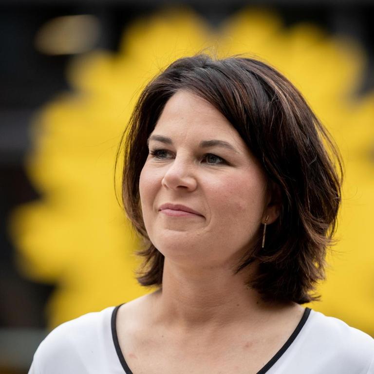 Annalena Baerbock, Kanzlerkandidatin und Bundesvorsitzende von Bündnis 90/Die Grünen, gibt ein Interview vor der Bundesdelegiertenkonferenz ihrer Partei. Auf dem Parteitag wird das Wahlprogramm für die Bundestagswahl verabschiedet.